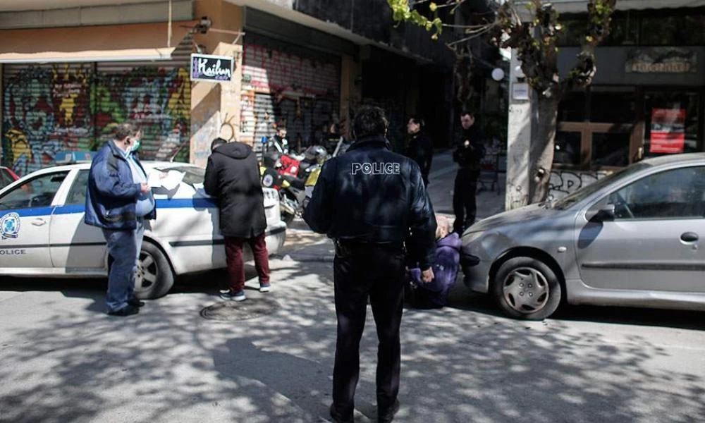 Κορονοϊός: Ανοικτά καταστήματα και πολίτες να μετακινούνται "άσκοπα"